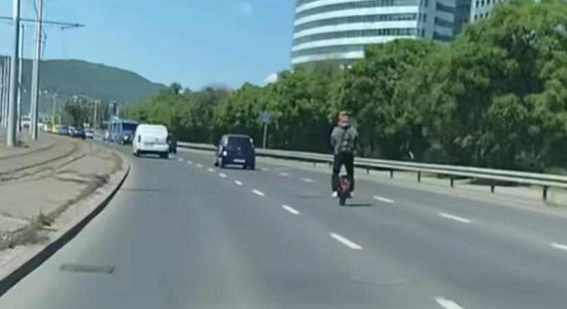 Árpád híd: életveszélyes mutatványról terjed videó