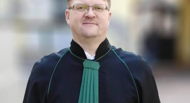 Új idők új CV-jei: Répássy exállamtitkár olyan szakmai önéletrajzzal néz a jövőbe, amelyből kimaradt az a szó, hogy Fidesz