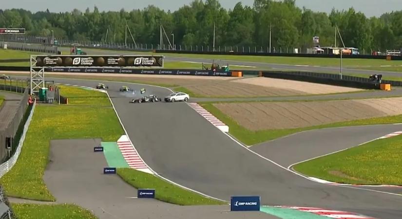 Hajszálon múlt a katasztrófa az orosz F4-es futamon – videó
