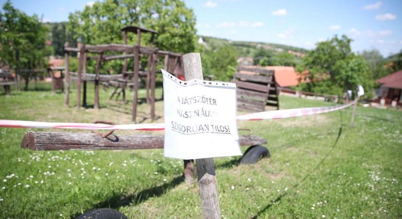 Életveszélyessé vált a játszótér, azonnali bontást rendeltek el! (FOTÓK)