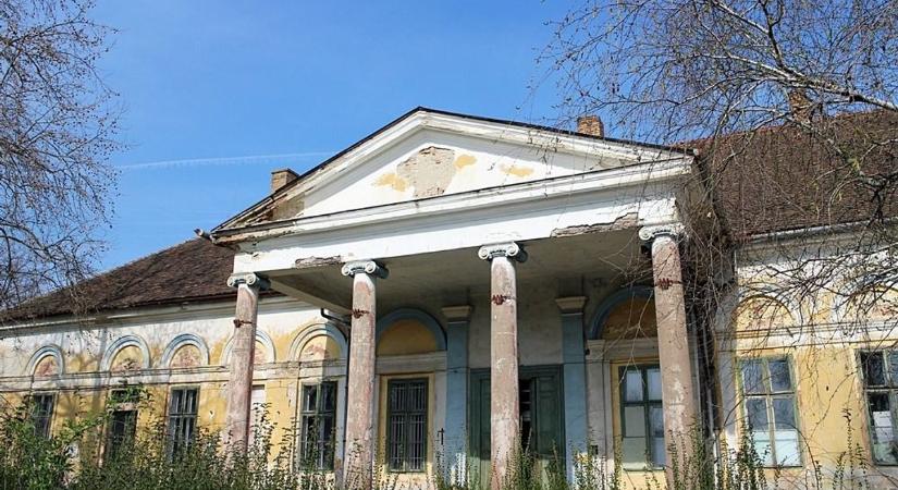 Megújulhat Abony legértékesebb kastélya, hamarosan a városé lehet az ódon épület