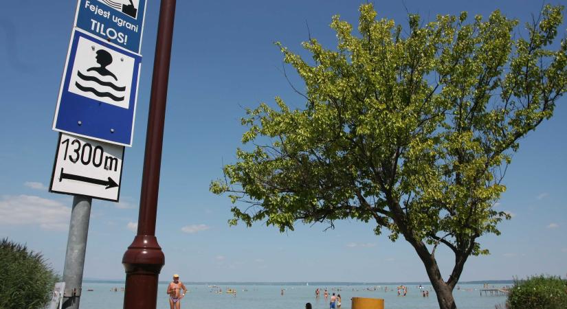 Szokatlan kísérlet: lábukkal szavaznak a balatoni strandolók