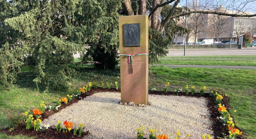 Súlyosan megrongálták Petőfi Sándor emlékművét, felháborító képek Strasbourgból