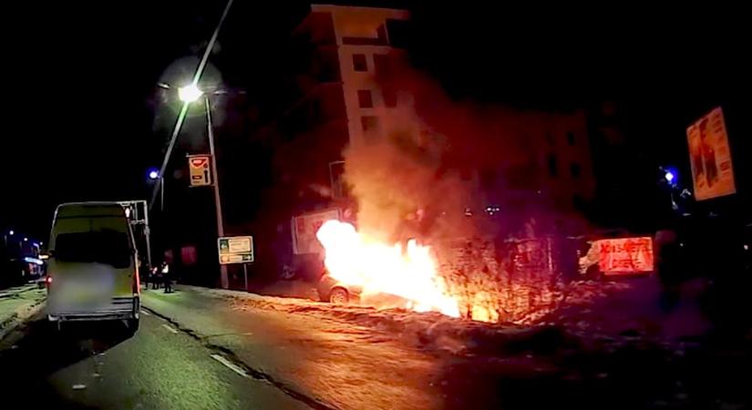 Az éj leple alatt gyújtottak fel ismeretlenek egy Mercit Érden – videó a cikkben