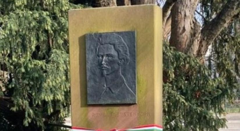 Vésővel és kalapáccsal estek neki Petőfi Sándor emlékművének Strasbourgban