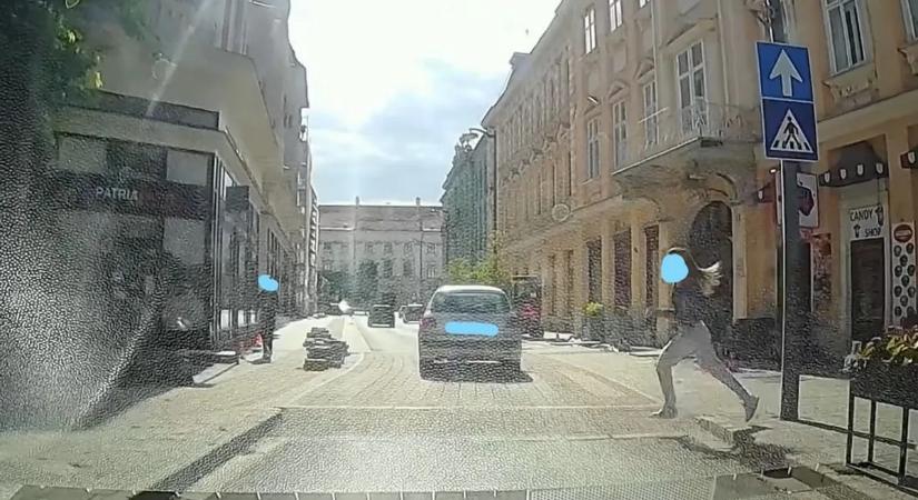 Életveszélyes játék Szombathelyen: tinédzserek rohannak az autók elé – videó