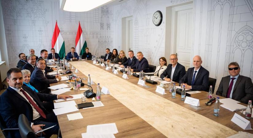 Költségvetés, azbesztügy, végrehajtók, diplomata-útlevelek – itt vannak a kormányhatározatok a soron kívül felülvizsgálandó ügyekről