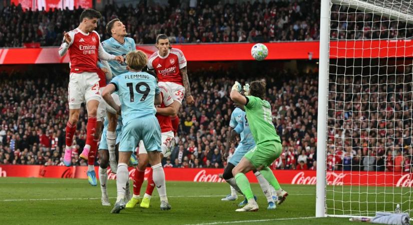 Jött a szokásos szöglet utáni gól, fél kézzel már fogja a trófeát az Arsenal