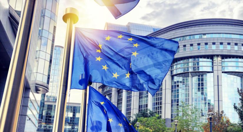 Kitört az új techháború az EU-ban: az Apple is beszállt a Google oldalán