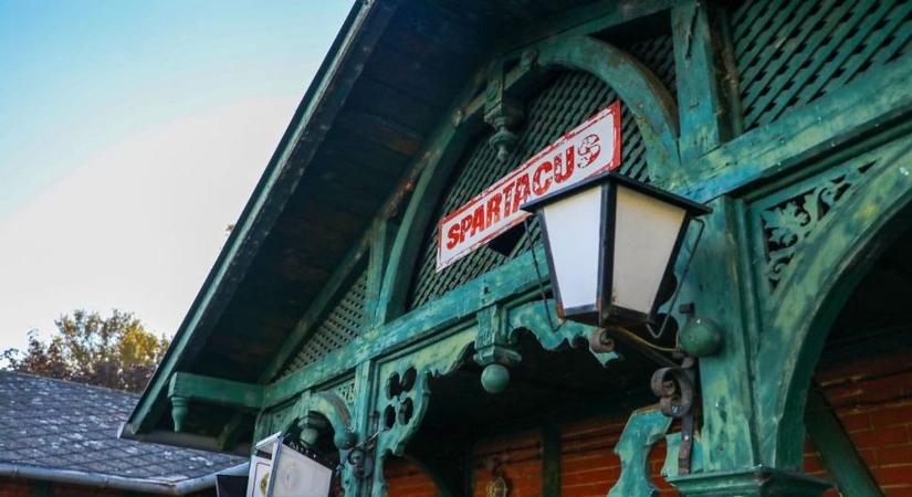 A legendás győri csónakház kálváriája - Így lett a Radó-sziget ékéből az összeomlás szélén álló tákolmány - fotók