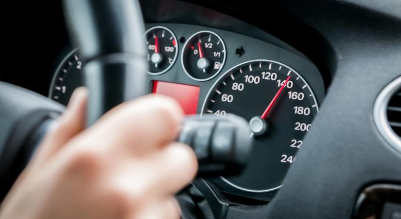Kimaxolta a kiszabható bírságot ez a piros sportautó, társai is akadtak – képek