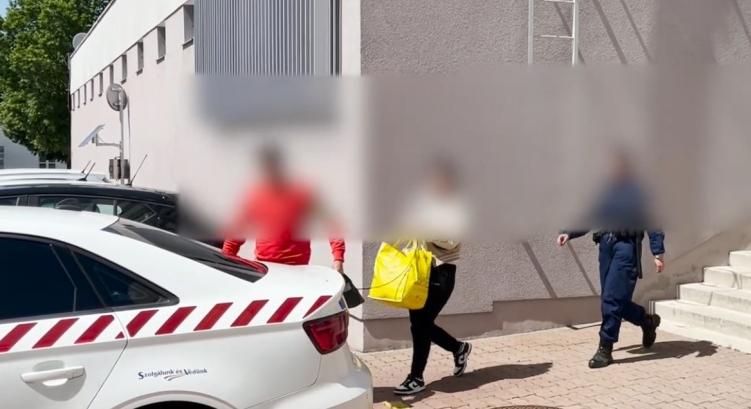 Magányos férfiakra vadászott a 23 éves nógrádi bombázó – Egy 50 éves áldozata úgy beleszeretett, hogy többször is hagyta magát átverni