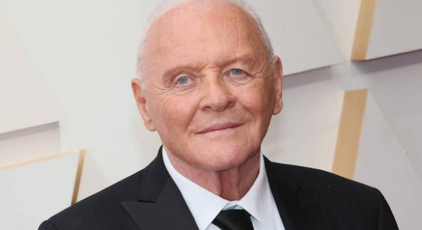 A 88 éves Anthony Hopkins felismerhetetlen: beesett arccal ősz szakállal szerepel a friss videón
