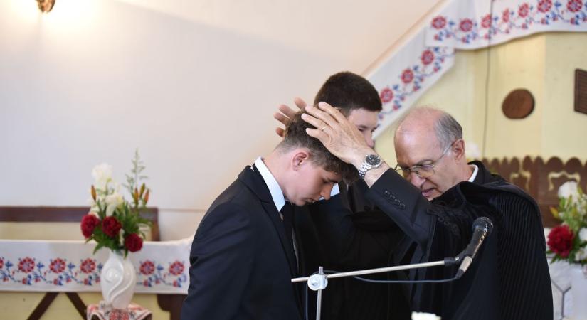 Konfirmáció a gergelyiugornyai református gyülekezetben