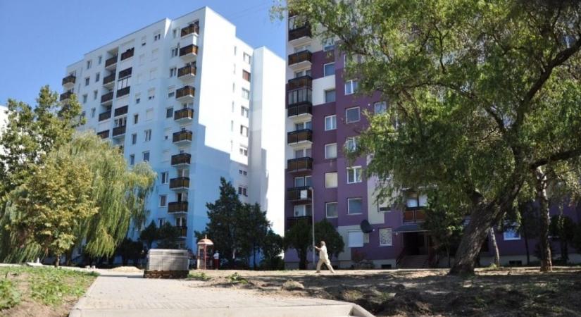 Eldőlt: a panel az új téglalakás Nyíregyházán! Visszasírja a bankszámlád a '90-es éveket, durva, most mennyiért mennek