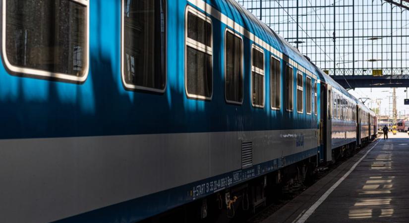 „Életmentő” – első osztályú Intercity-kocsikat bérel a MÁV nyárra