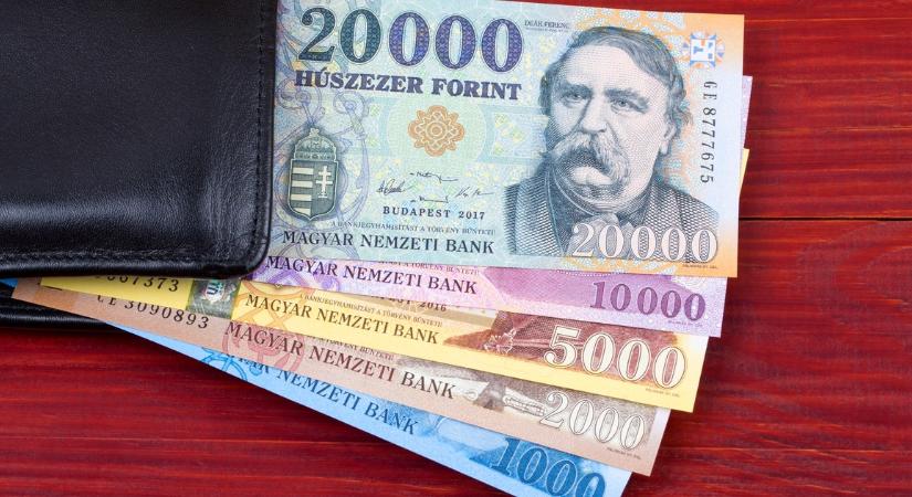 Itt a nagy májusi horoszkóp: 4 csillagjegynek komoly pénz landol a bankszámláján