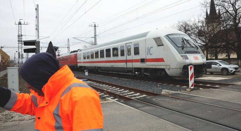 Egy hónapra felfordul a közlekedés a Budapest–Pécs vonalon