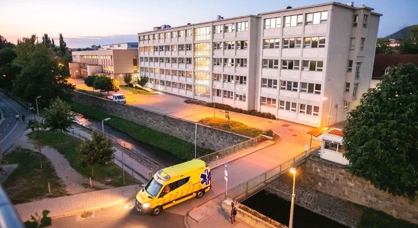 Több mint 55 év után búcsúzik az egri kórház legendás főorvosa