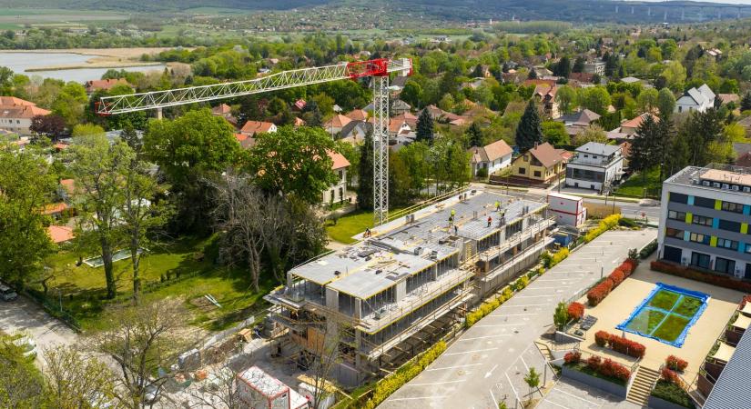 Tetőteraszos lakások épülnek finn szaunával Balatonföldváron