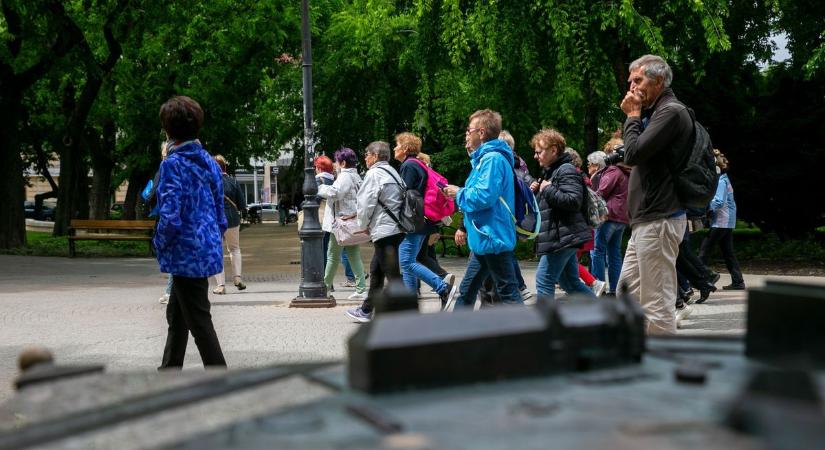 A kecskeméti gyalogló idősek boldogak, és példát mutatnak korosztályuknak  fotók