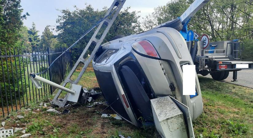 Durva baleset Nyíregyházánál! Villanyoszlopot tarolt le egy autós! (fotók)