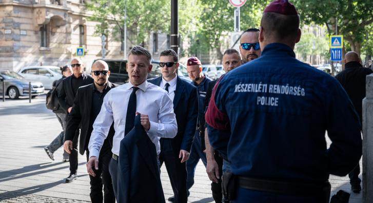 Rendkívüli sajtótájékoztató a kegyelmi ügyről