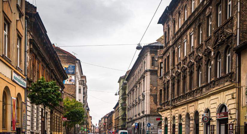 Idősek értékeire, lakására pályázó csaló dolgozik több társasházban Budapesten: korábban lopás miatt ítélték el