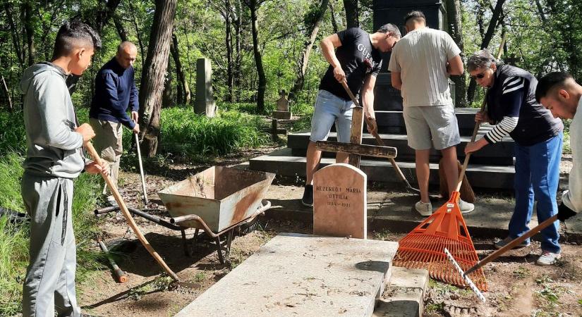 Nemcsak emlékeznek, tesznek is: önkéntesek dolgoztak a Bezerédj-síremléknél
