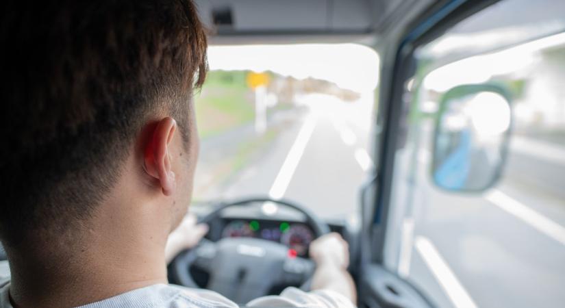 Elfutott a sofőr, miután drogot és egy teljes fegyverarzenált találtak a NAV ellenőrei a kamionjában