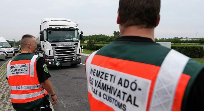 Akciófilmbe illő jelenet az M5-ösön: drog és egy komplett fegyverarzenál lapult egy kamionosnál  fotó