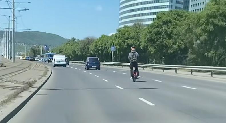Szabályos ez az életveszélyes tempó? 70 km/órával száguldott elektromos monociklijével az Árpád hídon egy férfi – Videó