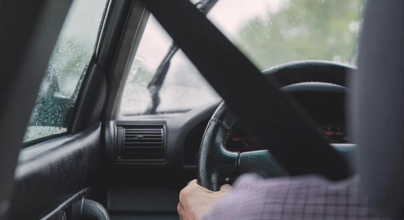Döbbenetes videó készült Ózdon: 13 éves gyereket engedett vezetni az apja