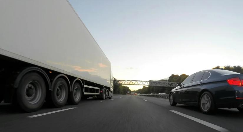Káosz az M7-esen: kamion elé préselte volna be magát egy autós – Videó