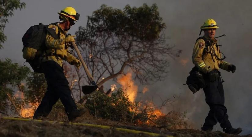 Hatalmas erdőtűz pusztít Los Angeles közelében, tízezren menekülnek – videó
