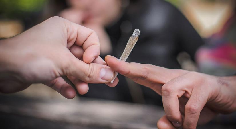 Rágyújtott egy spanglira az iskolában, aztán betépve bújócskázott a rendőrökkel