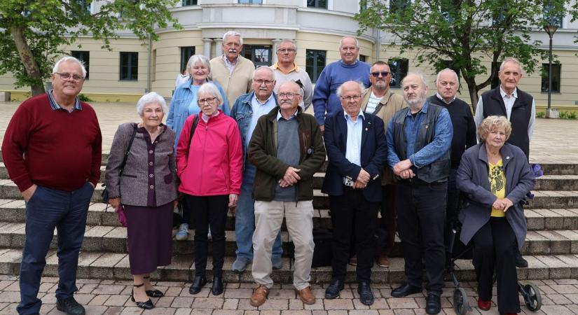 Ötvennégy év csodás emlékei, az első kohász évfolyam a főiskoláról