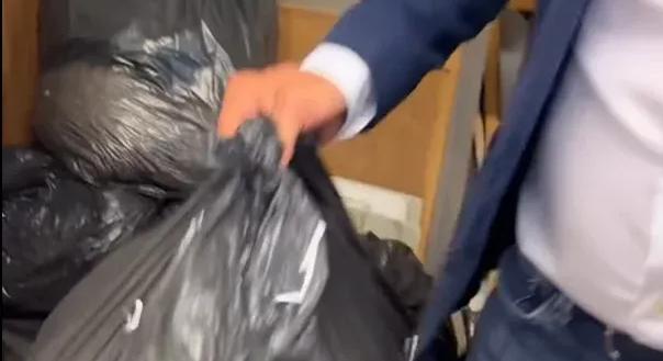 Reagált az ÁSZ arra, hogy Magyar Péter 15-20 zsák ledarált iratot talált Lázár János volt minisztériumának épületében