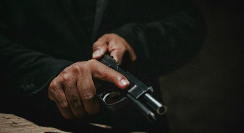 Rejtett fegyverarzenálra bukkantak, fegyverfutár lehetett a férfi – fotó