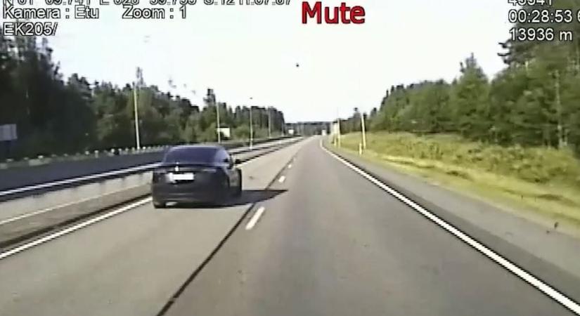 Videó: Ájult részegen hajtott egy Tesla-sofőr Finnországban – ötletes trükkel állították meg