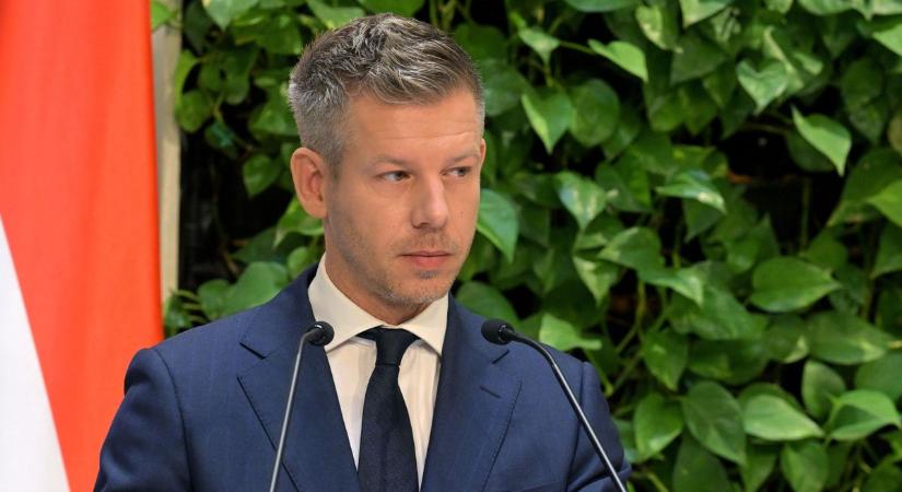 Magyar Péter hozott ajándékot