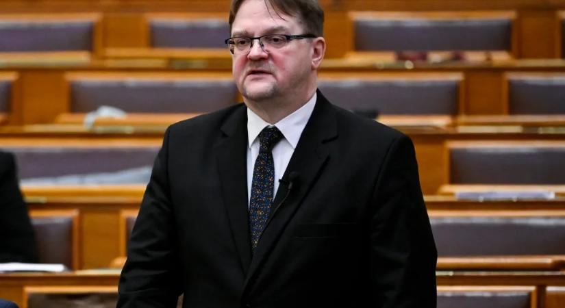 Varga Judit volt államtitkára az egyik dokumentumban elismeri, hogy nem szokványos módon született K. Endre kegyelme
