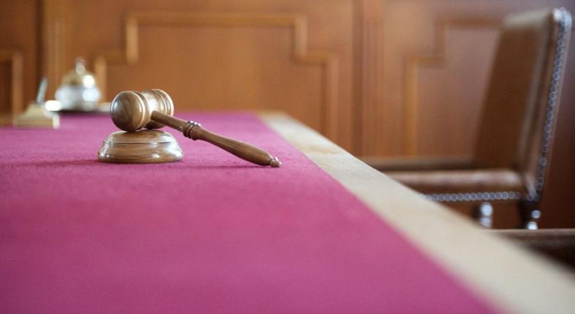 Drogozott és ivott, éjszakákon át bulizott gyerekei mellett a nő, bíróságon felel tettéért