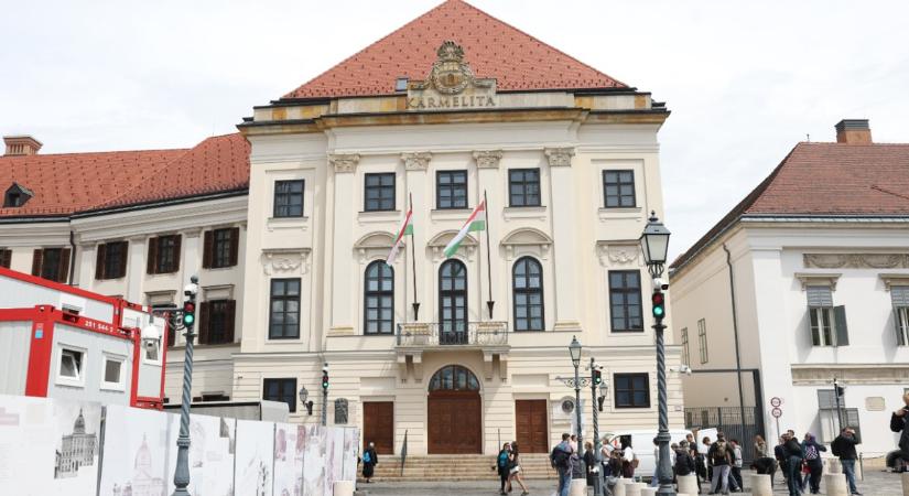 Te is bemehetsz most Orbán Viktor és Rogán Antal munkahelyére