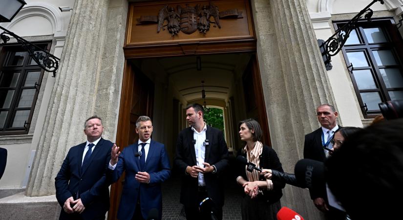 Két magas rangú minisztériumi vezetőt is kirúgott Magyar Péter
