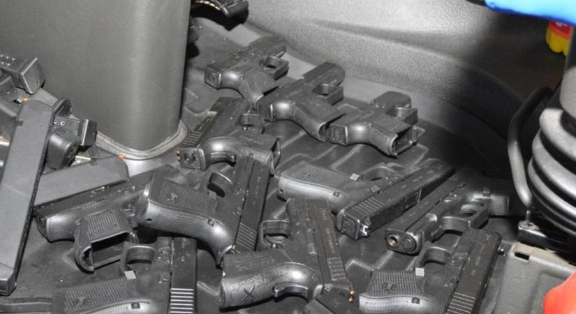 Mint egy akciófilmben: fegyverarzenált és drogokat rejtett a kamion, amin rajtaütöttek az M5 autópályán - fotók