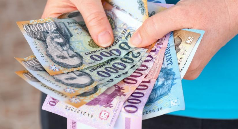 Több mint 100 ezer idős bukhatja az új juttatást: nekik egy fillér sem járna
