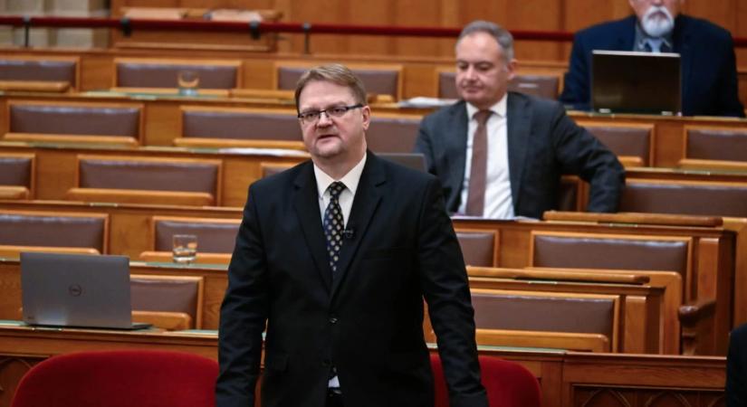 A Fidesz és Varga volt államtitkára, Répássy Róbert is reagált a kegyelmi ügyről kikerült részletekre