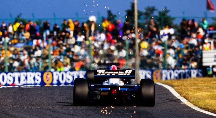 Zseniális felvétel az F1 hőskorából amikor még táncolni kellett a pedálokon