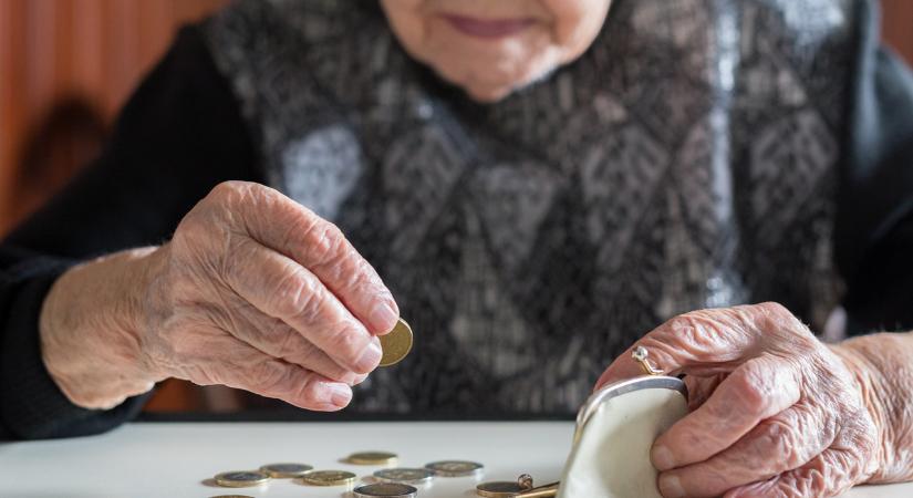 Több ezer nyugdíjas kap pluszpénzt, napokon belül érkezik a támogatás